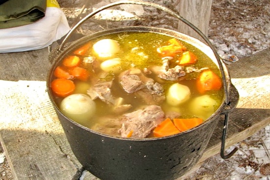 обжареное мясо и овощи заливаем водой Обжаренное мясо и овощи заливаем водой так, чтобы покрыть все ингридиенты