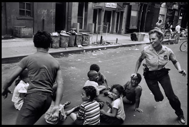 pictures-of-life-of-the-new-york-police-department-in-the-1970s-1 1978 год. Полицейский играет с детьми в Гарлеме.
